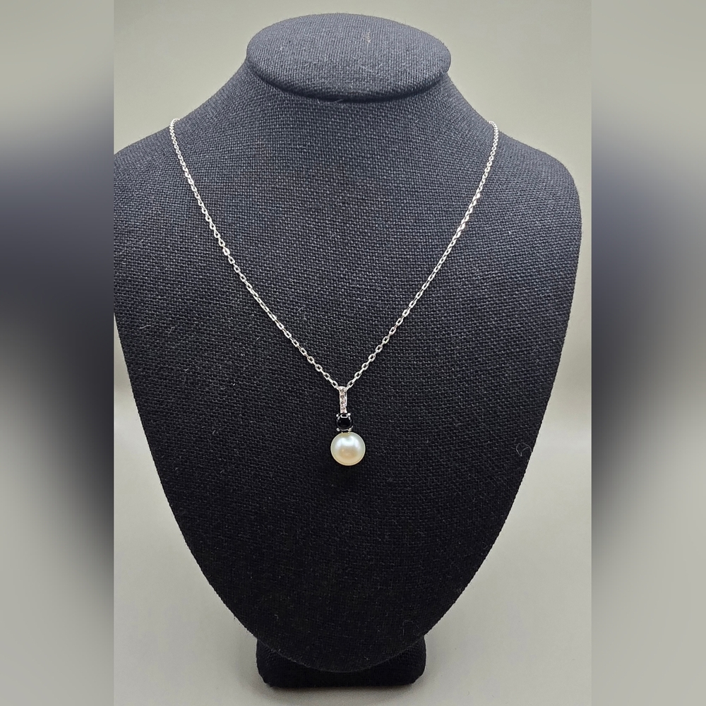 Neclace R.H. Macy & Co. Elegant Silver Pearl Pendant With Dimonds And Black Gem